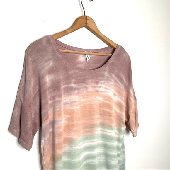 Cable & Gauge | Ombré Tie DyeShort Sleeve Top - Picture 3 of 6